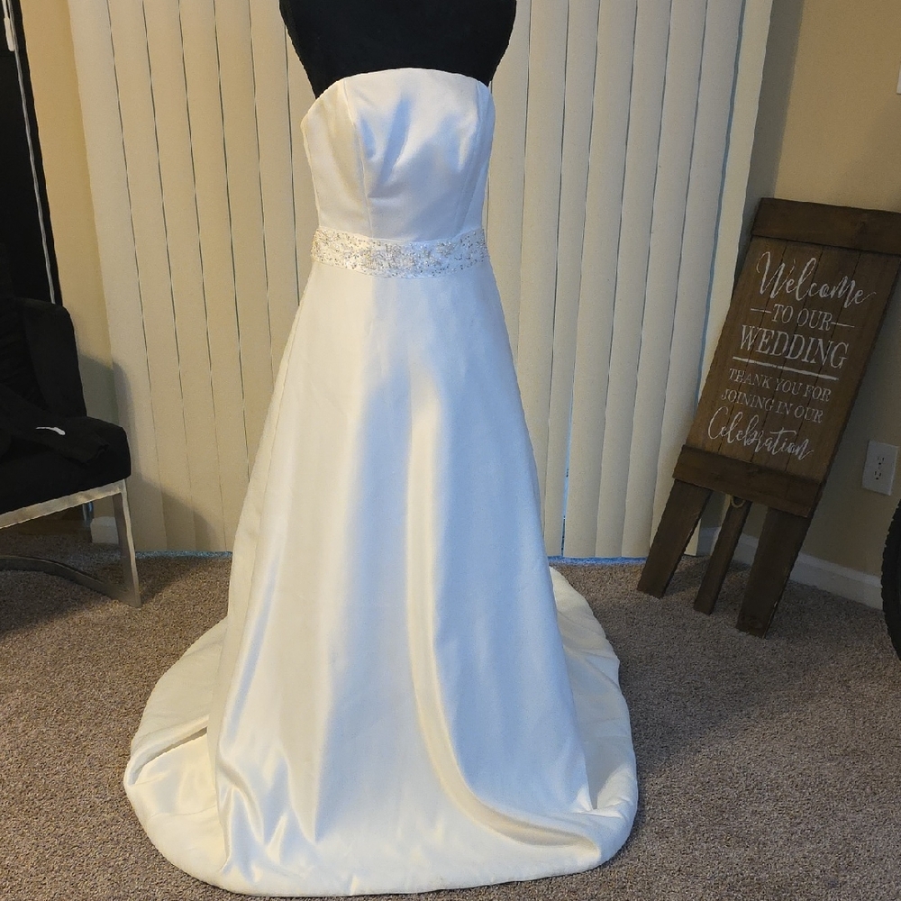 Elegant Strapless Wedding Dress